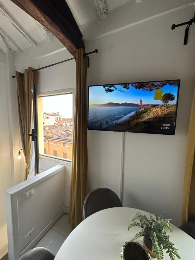 Tower 22 - Centre And Near Train Station Apartment Модена Екстериор снимка